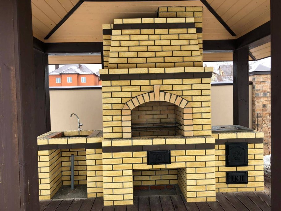 Угловая барбекю из кирпича в беседку