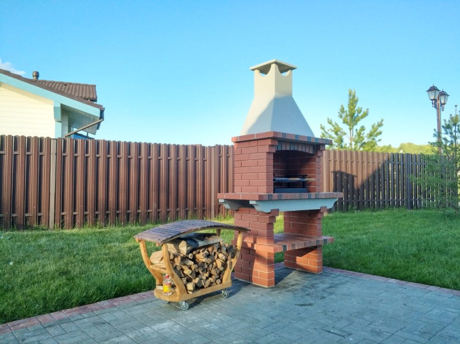 Кирпичный мангал под навесом