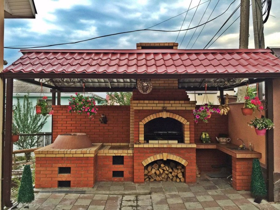 Барбекю из кирпича под навесом