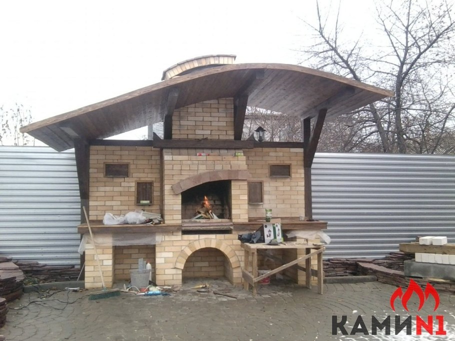Барбекю из кирпича с навесом
