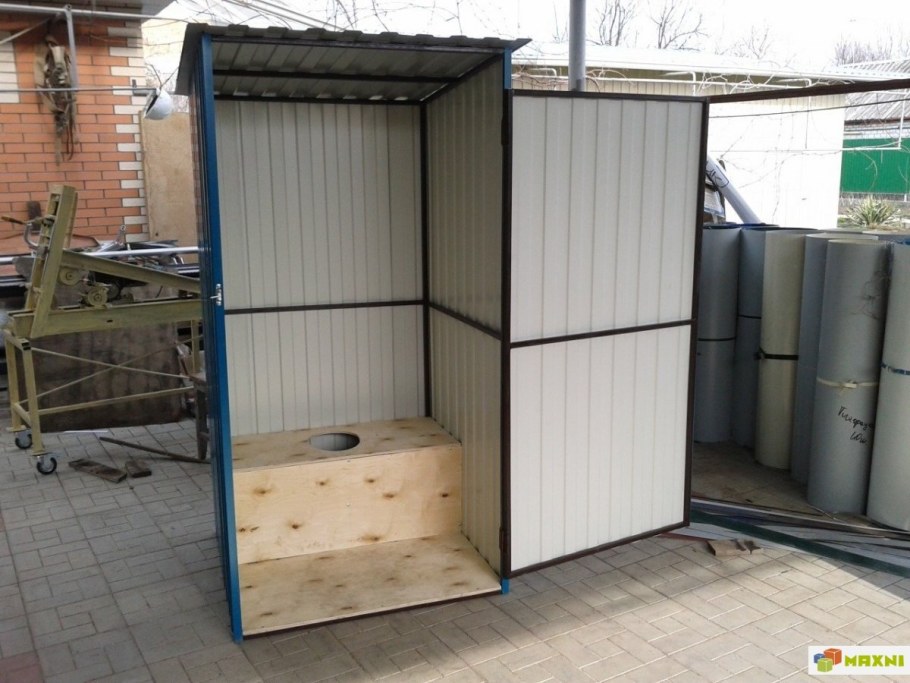 Туалет из профлиста для дачи