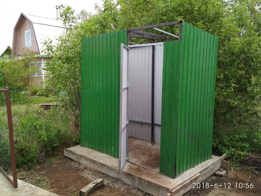 Сарай с туалетом из профнастила