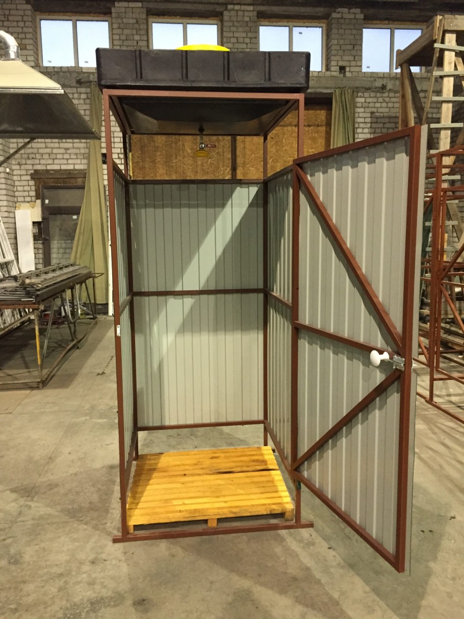 Летний душ из профильной трубы 20х40