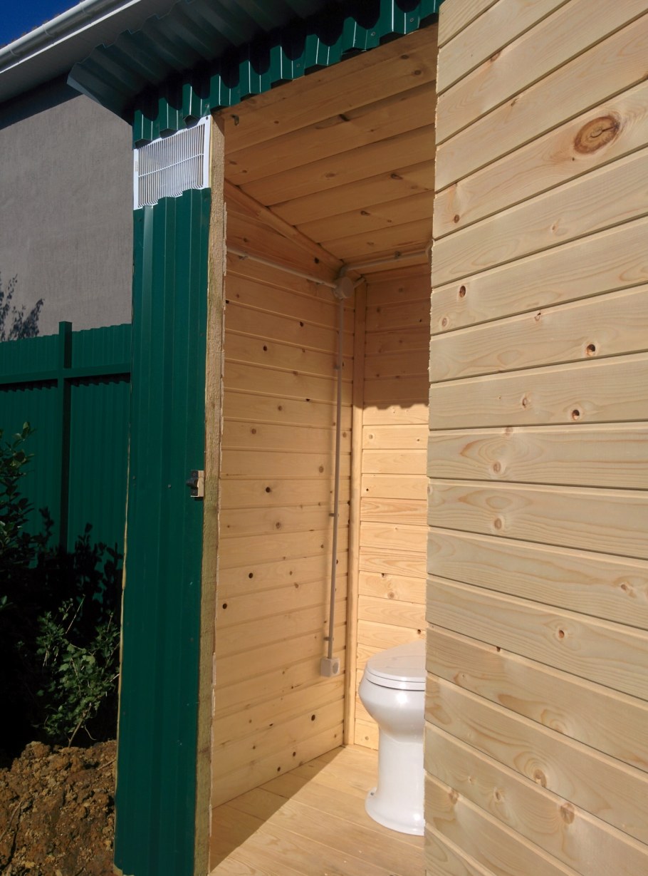 Деревянный туалет обшитый профнастилом