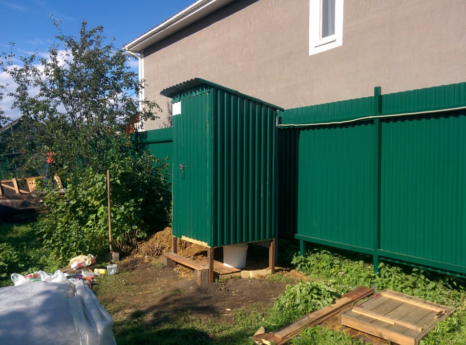 Душ и туалет на дачу из профнастила