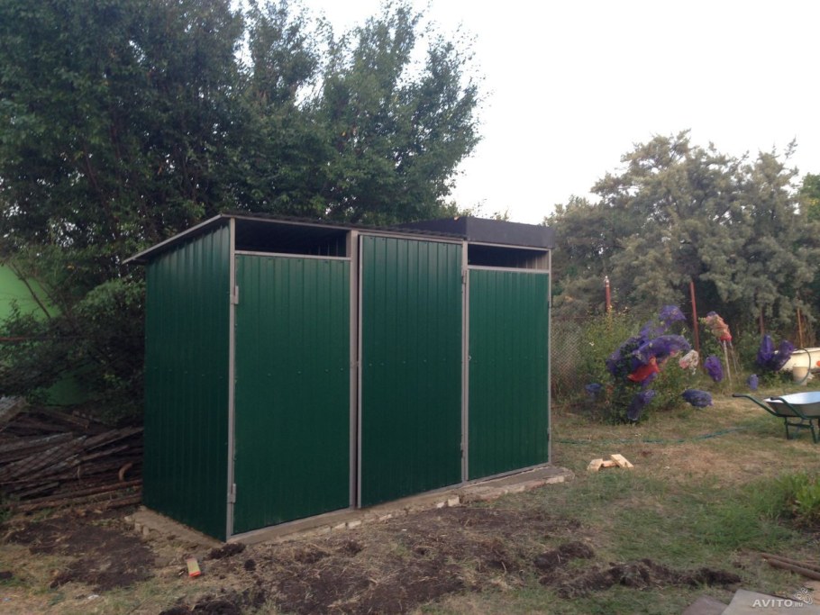 Сарай с туалетом из профнастила