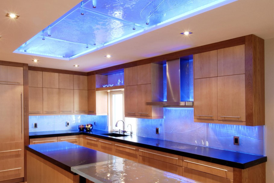 Кухня с неоновой подсветкой