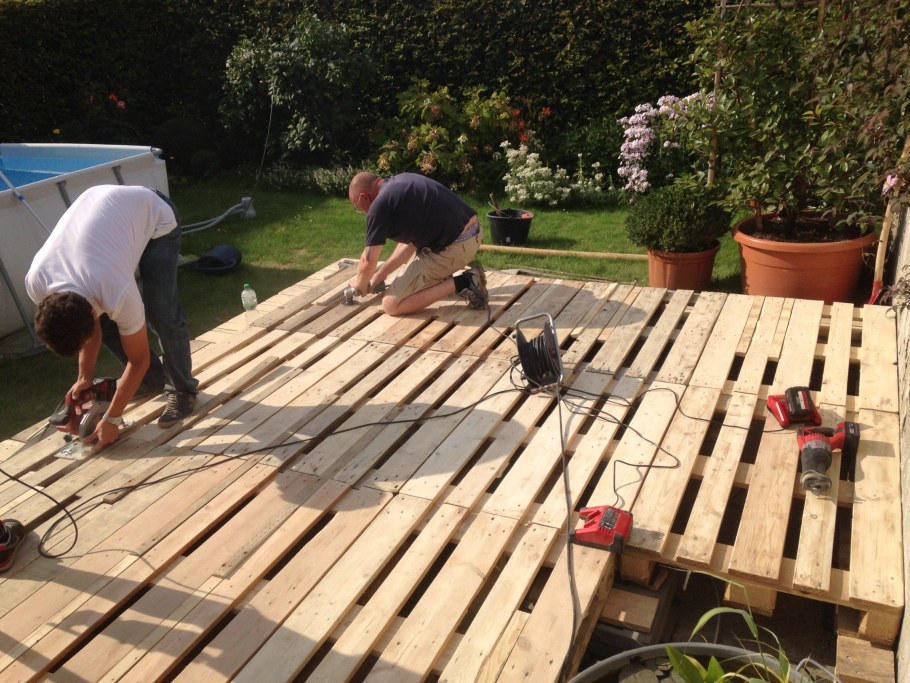 Помост из поддонов на даче