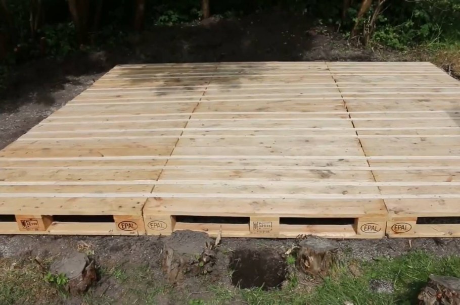 Пол беседки из поддонов