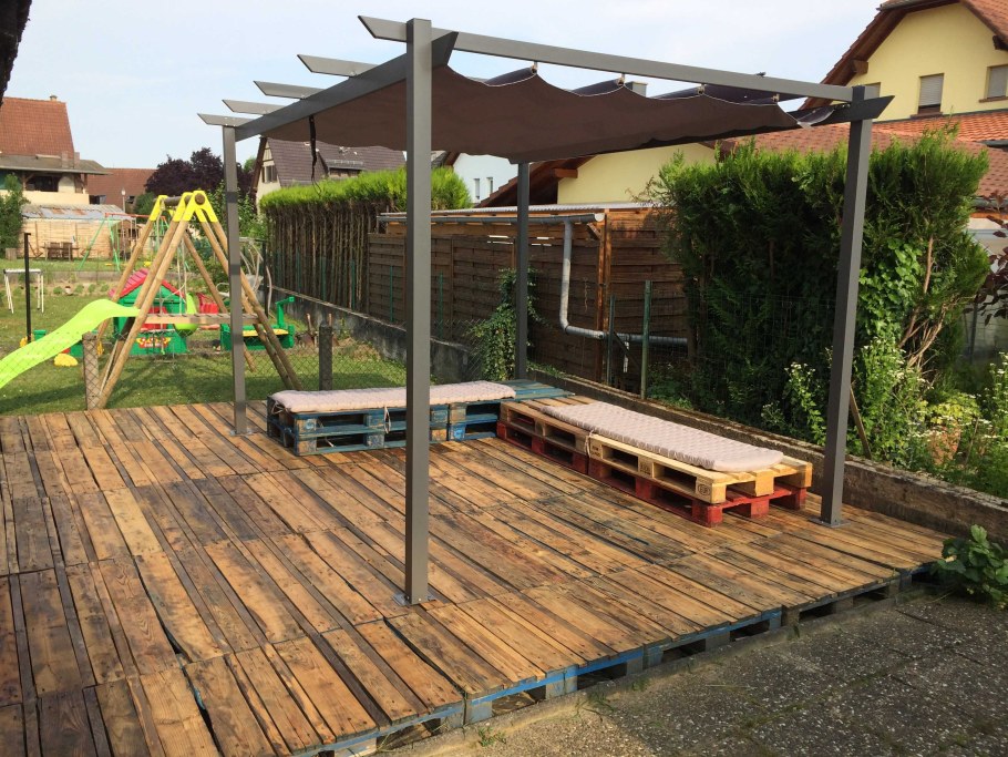 Площадка из поддонов на даче