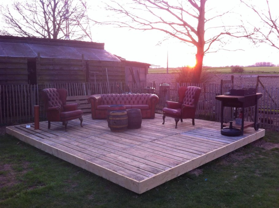 Площадка из поддонов на даче