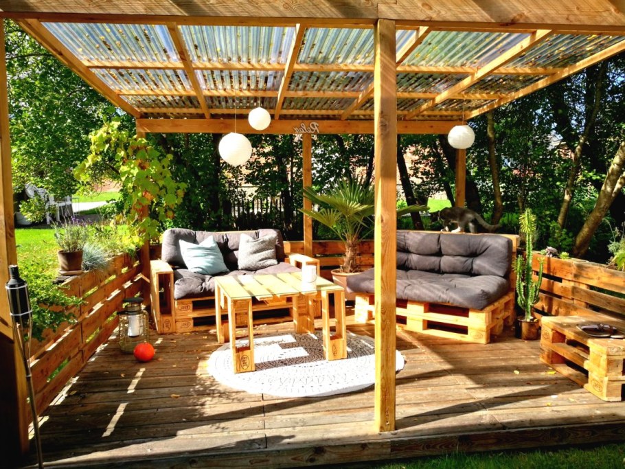 Помост из поддонов на даче