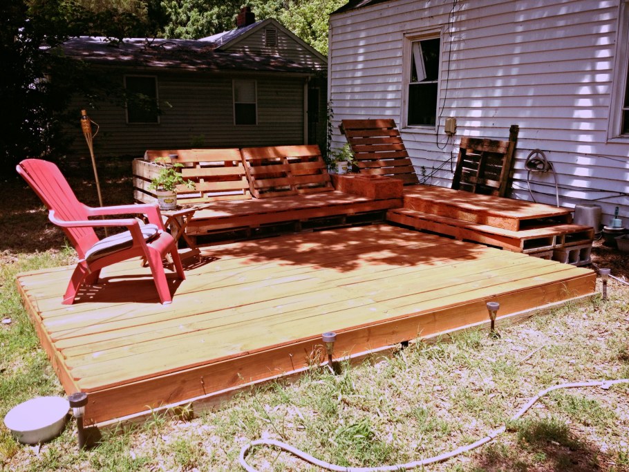 Площадка из поддонов на даче