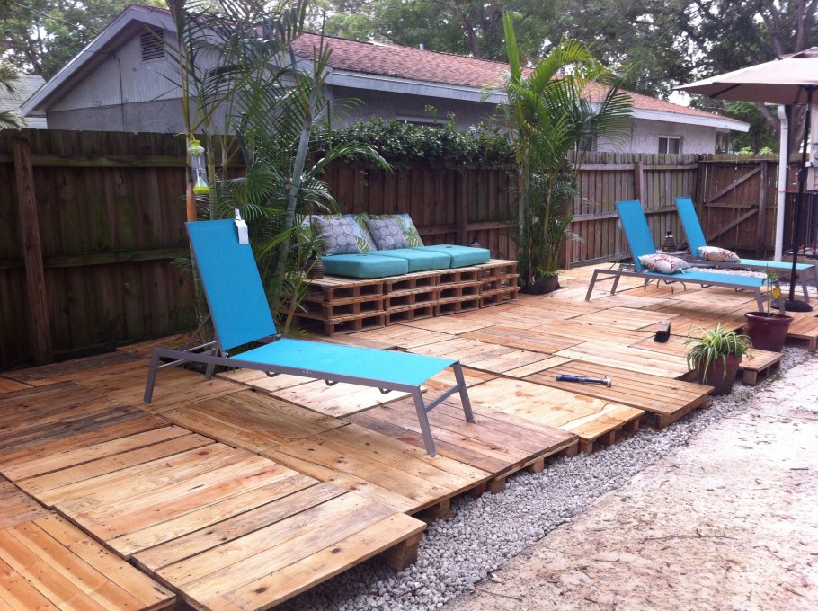 Настил из поддонов на даче зона отдыха