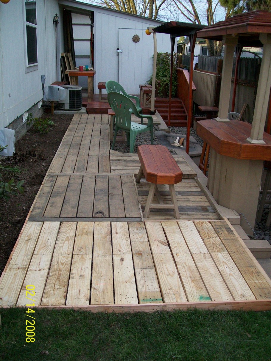 Подиум из поддонов на улице