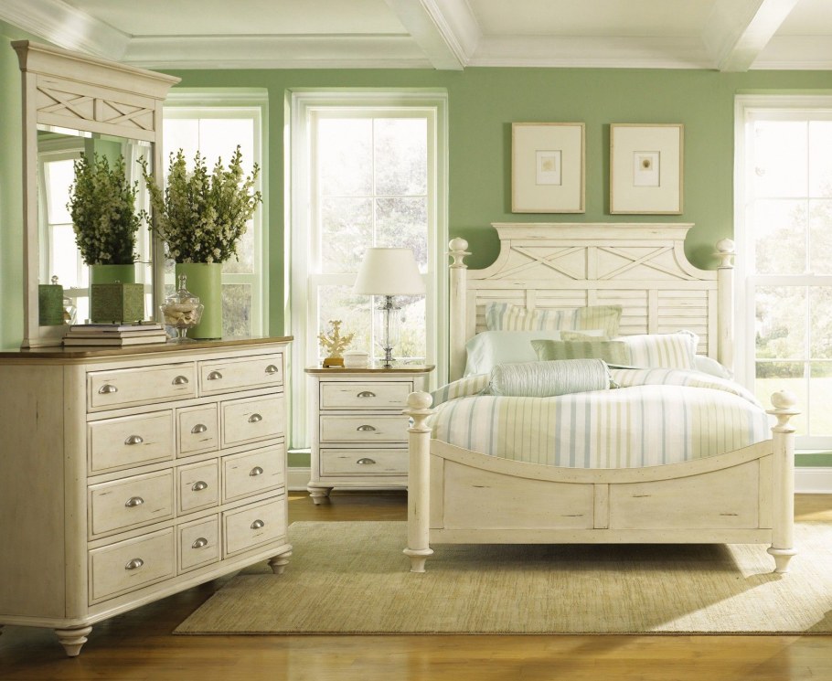 Обои в комнату с зелеными ветвями