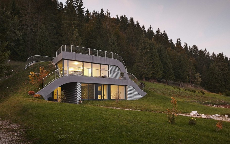 Дом в склоне холма