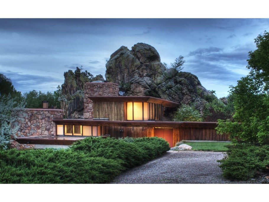 Дом будущего в лесу