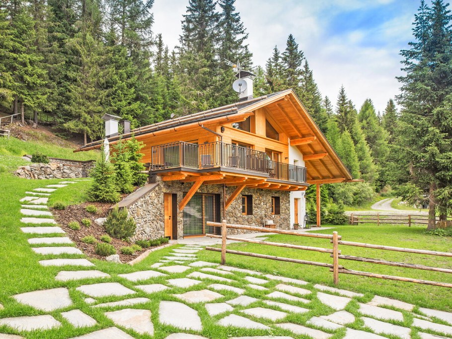 Фахверковый дом в стиле Шале на склоне