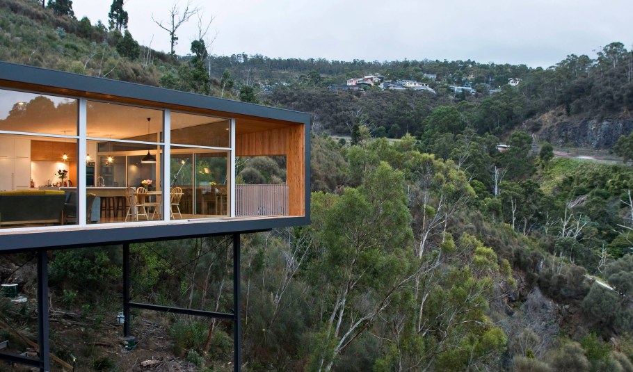 Дом на крутом склоне