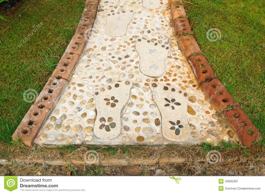 Тропинка из бревен