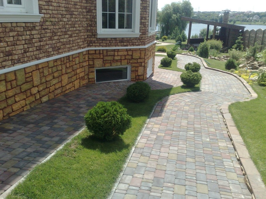 Дорожки вокруг дома из тротуарной плитки