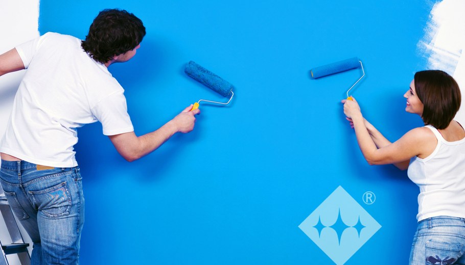 Валик красит стену