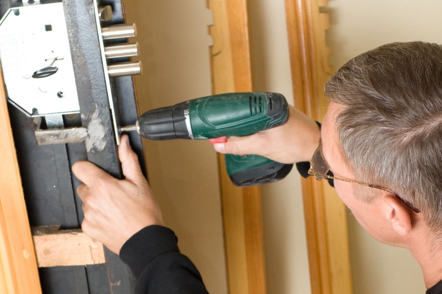 Крепление металлической двери