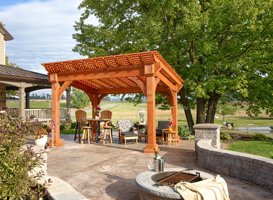 Патио с перголой