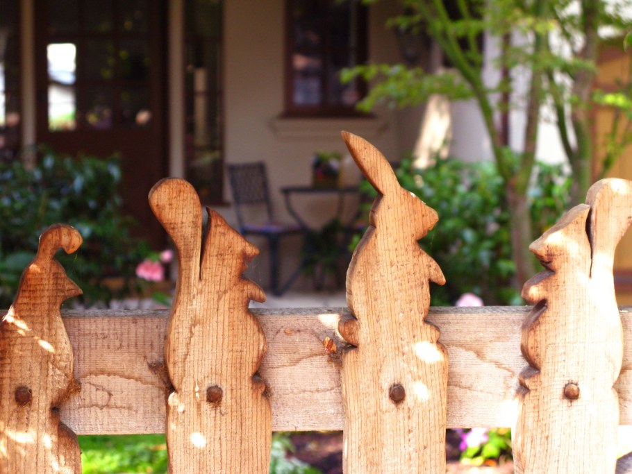 Сказочный забор из дерева