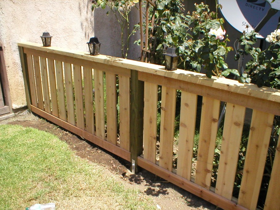 Невысокий деревянный забор