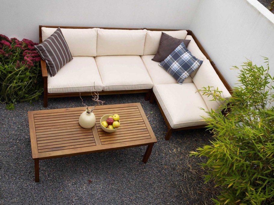 Деревянный диван с подушками для дачи