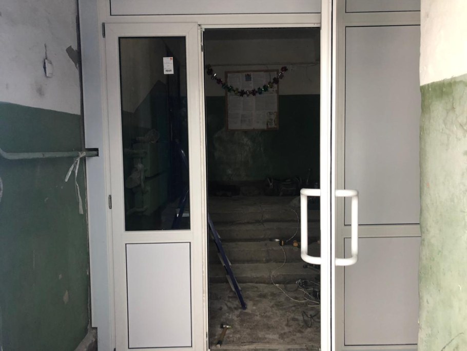 Подъездные двери пластиковые