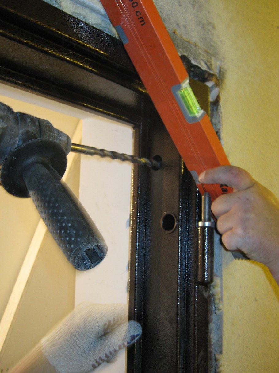 Крепление входной металлической двери