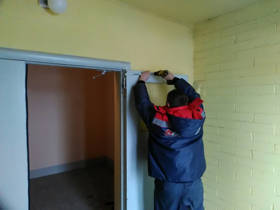 Металлические двери межтамбурные с перегородкой