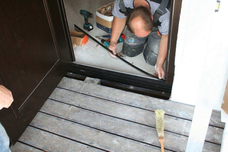 Металлический порог для входной двери