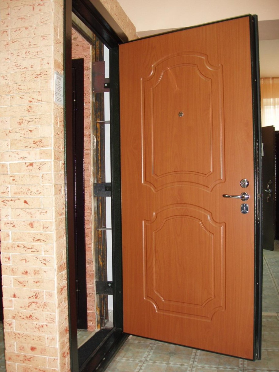 Наши сотрудники магазина фото двери установка доводчиков