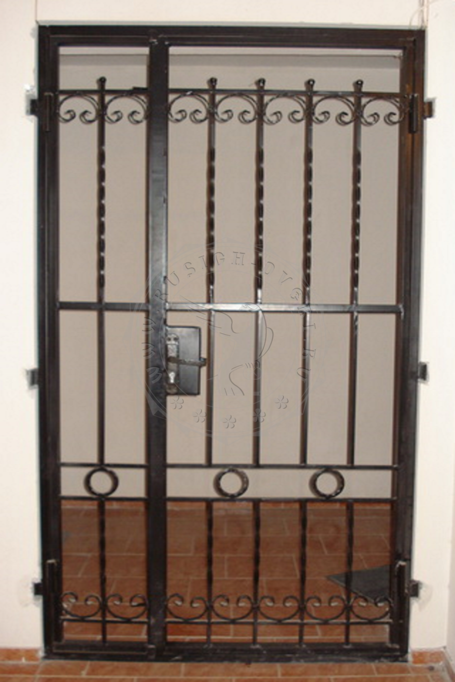 Дверь тамбурная решетчатая металлическая