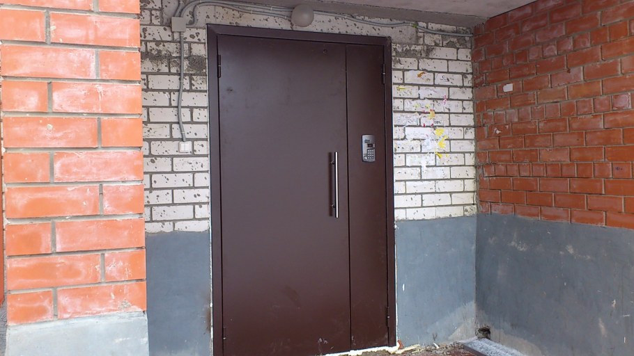 Подъездная дверь