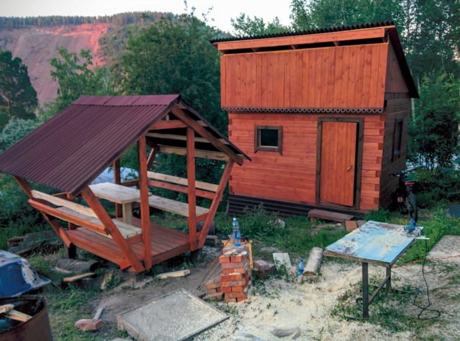 Маленькая баня на даче