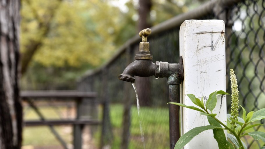 Уличный кран колонка