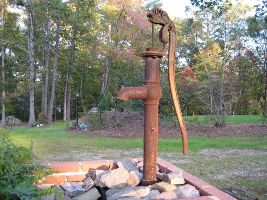 Водопроводный кран во дворе