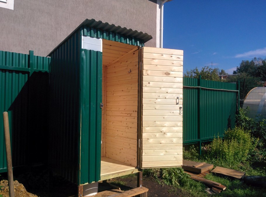 Уличный туалет из профнастила