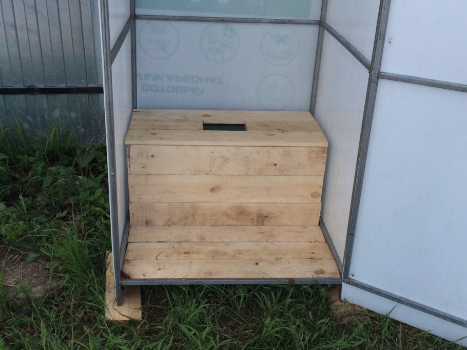 Дачный туалет с сидушкой