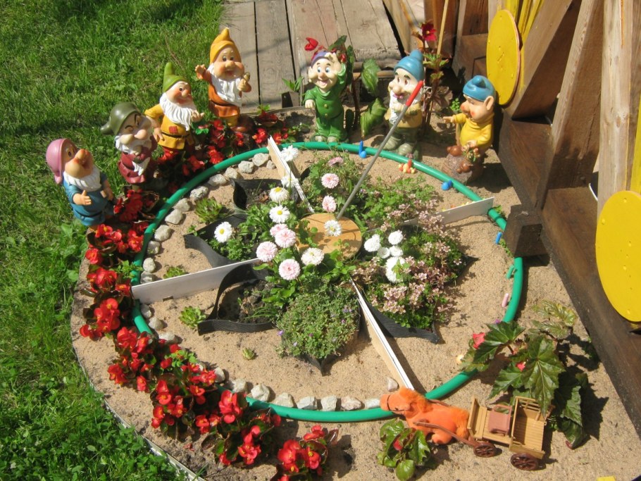 Украшение клумбы в детском саду