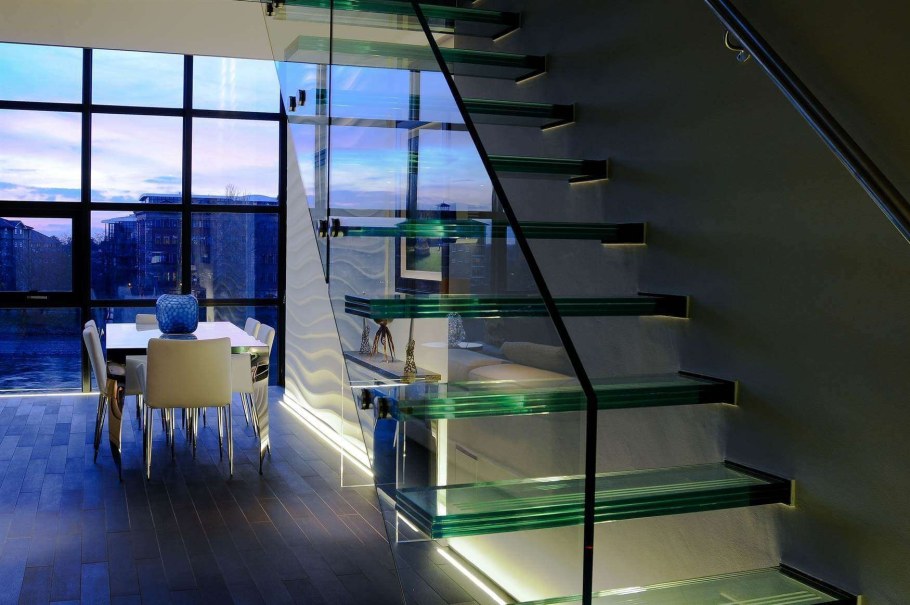 Подсветка стеклянного ограждения лестницы