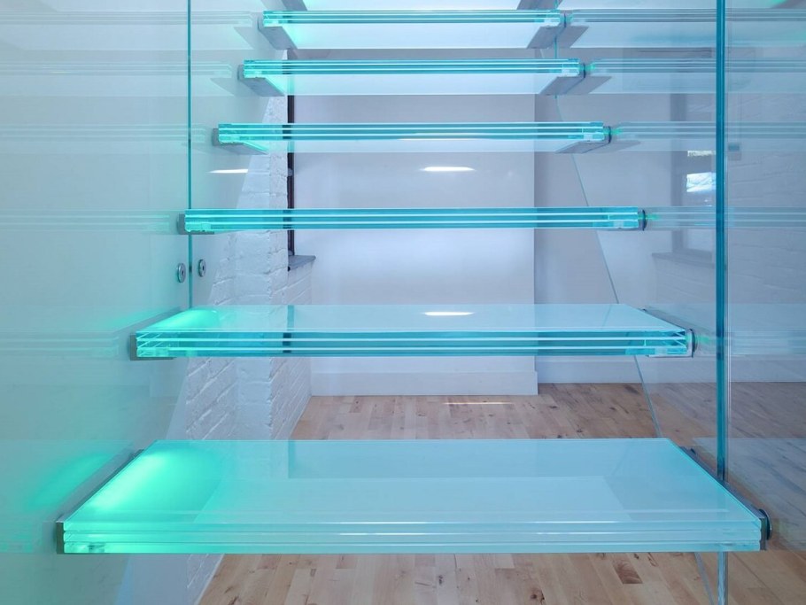 Стеклянное ограждение лестницы