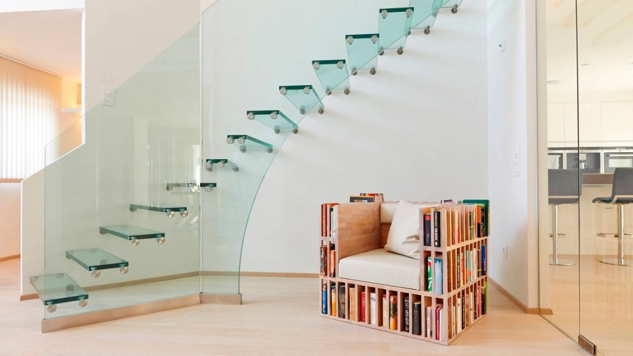 Стеклянная лестница на больцах