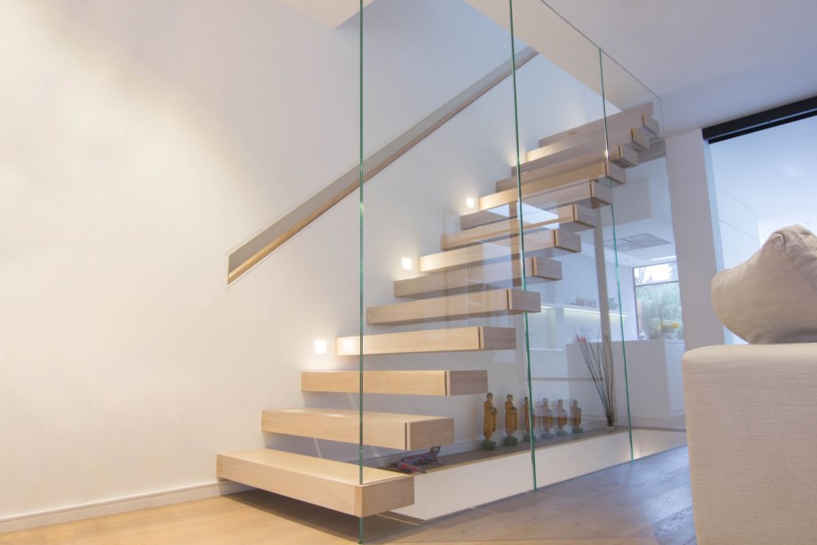 Лестница на больцах со стеклом