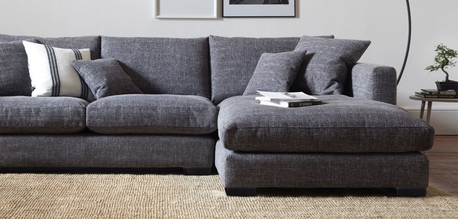 Велюровый диван современный